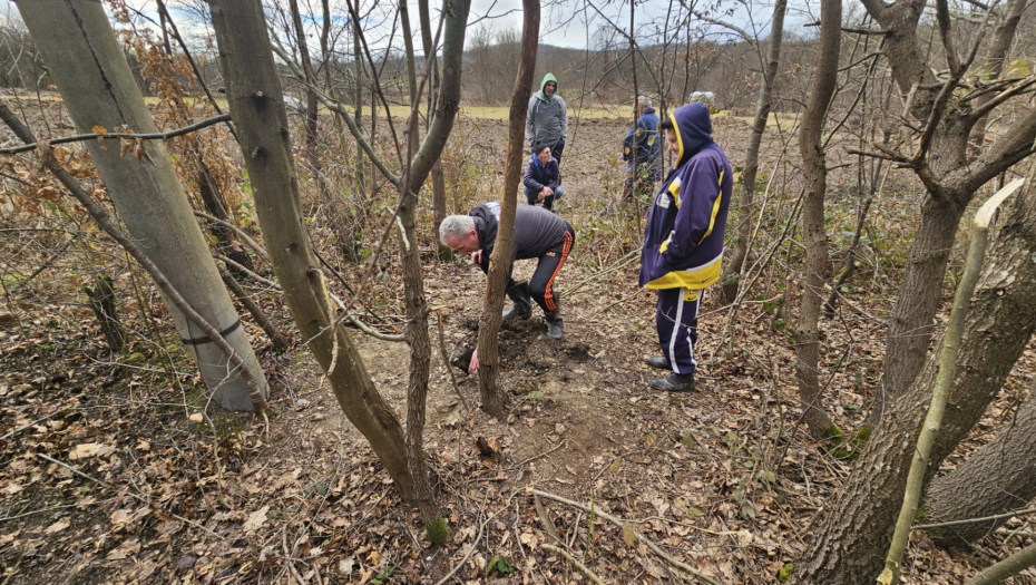 CELO SELO NA NOGAMA, SVI SE KRSTE I NE MOGU DA VERUJU SVOJIM OČIMA Šiklja vrela voda iz zemlje, termometar pokazao 100 stepeni! (FOTO)