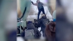 TRAGEDIJA IZBEGNUTA ZA DLAKU Žena spasla dete koje je umalo pregazio voz (VIDEO)