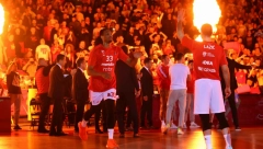 SKANDAL PRED POČETAK "VEČITOG" DERBIJA Navijači Crvene zvezde pogodili ženu za zapisničkim stolom (VIDEO)