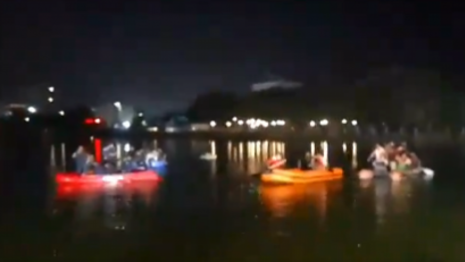 UŽAS NA JEZERU Udavilo se najmanje 15 učenika nakon što se prevrnuo čamac, spasilačke ekipe tragaju za preživelima