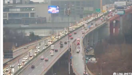 KIŠA NAPRAVILA ZASTOJ U GRADU, OVO SU KRITIČNE TAČKE GDE SVE MILI Usporen saobraćaj u svim delovima prestonice