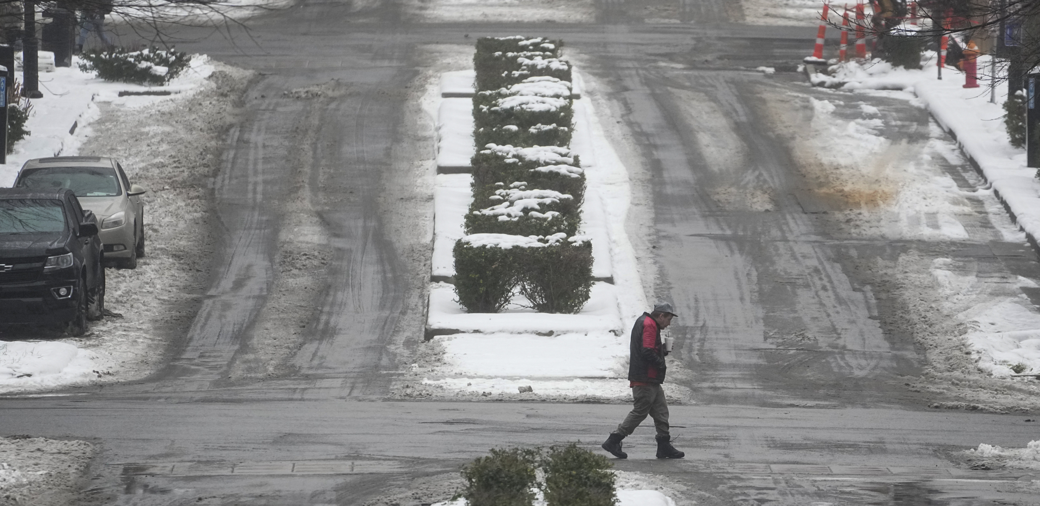 PRONAŠAO NOVOROĐENČE UMOTANO U PEŠKIR Muškarac šetao psa kada je primetio bebu ostavljenu na minusu