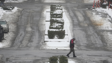 PRONAŠAO NOVOROĐENČE UMOTANO U PEŠKIR Muškarac šetao psa kada je primetio bebu ostavljenu na minusu