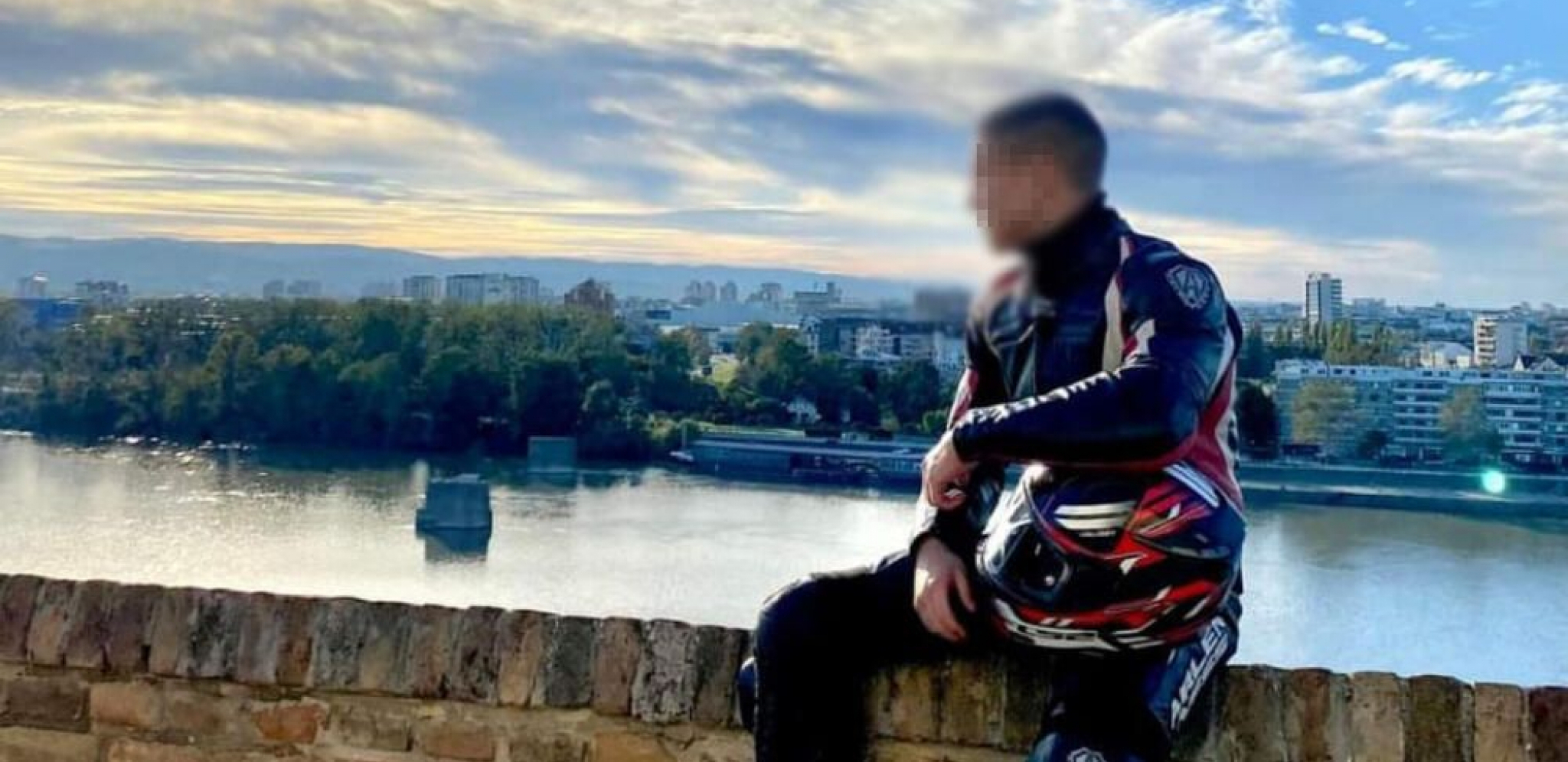 OVO JE POVREĐENI MOTOCIKLISTA IZ ODŽAKA Auto mu presekao put, on i devojka pali sa motora!