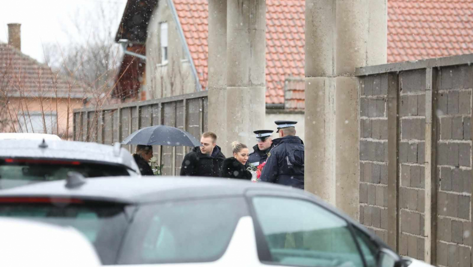 BRAĆA POGINULE PEVAČICE UTUČENA Stigli u selo da isprate sestru na večni počinak, suze i bol u očima!