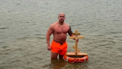 "SVI SMO MI POBEDNICI" Pripadnik MUP-a Srbije plivao za Časni krst  (FOTO)