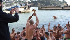BOG SE JAVI! U plivanju za Časni krst u Ulcinju učestvovalo 30 ljudi, evo ko je pobedio (FOTO/VIDEO)