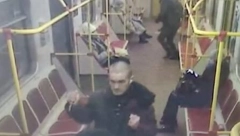 (UZNEMIRUJUĆI VIDEO) Nožem ranio dvoje ljudi, pa pobegao