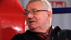 DEMONSTRANTI POKUŠALI DA BLOKIRAJU ŠEŠELJA Lider radikala krenuo da izađe iz kola, oni se razbežali