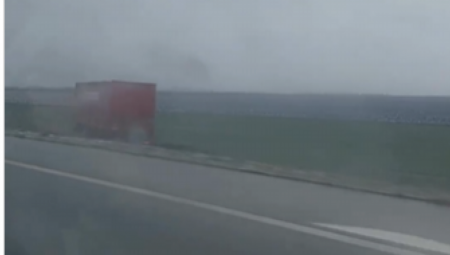 KAMION SLETEO SA PUTA I ZAVRŠIO U NJIVI Nesreća kod Novog Sada (VIDEO)