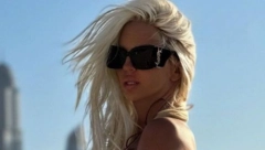 HIT FOTOGRAFIJA JK Pevačica okrenula leđa u minijaturnom bikiniju, a na zadnjici otisak muške šake!