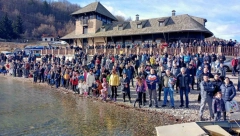 JANA (14) PRVA DOPLIVALA ZA ČASNI KRST Hladno Zlatarsko jezero nije nikakva prepreka za PONOS Srbije (FOTO)