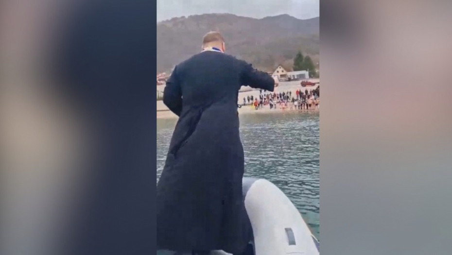 SCENA ŠOKIRALA VERNIKE Pop blagoslovio plivanje za Časni krst, pa uradio nešto o čemu će se pričati GODINAMA (VIDEO)