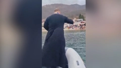 SCENA ŠOKIRALA VERNIKE Pop blagoslovio plivanje za Časni krst, pa uradio nešto o čemu će se pričati GODINAMA (VIDEO)