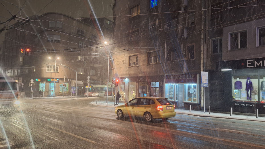 RUJNA ZORA U BEOGRADU Nestvarni prizori iznad prestonice, ljudi gledali bez daha (FOTO)