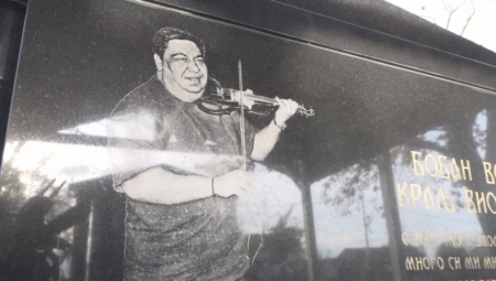 "NAJMUZIKALNIJE GROBLJE U SRBIJI" Na svakom spomeniku ucrtan po jedan instrument (FOTO)