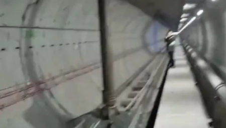 ZA DLAKU IZBEGNUTA TRAGEDIJA Bušilica probila tunel metroa u Istanbulu (VIDEO)
