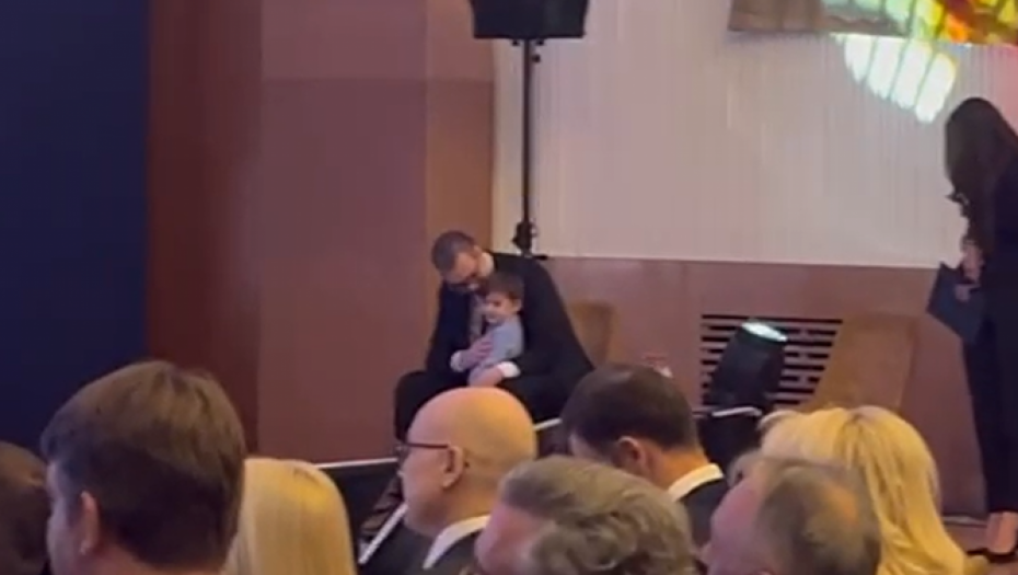 OVAJ DEČAK OTRČAO JE PREDSEDNIKU VUČIĆU U ZAGRLJAJ Snimljen je najdirljiviji trenutak sa konferencije (VIDEO)