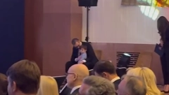 OVAJ DEČAK OTRČAO JE PREDSEDNIKU VUČIĆU U ZAGRLJAJ Snimljen je najdirljiviji trenutak sa konferencije (VIDEO)