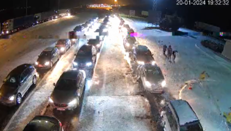 STANJE NA GRANIČNIM PRELAZIMA Kamioni na Horgošu čekaju deset sati, a evo kakva je situacija sa putničkim vozilima