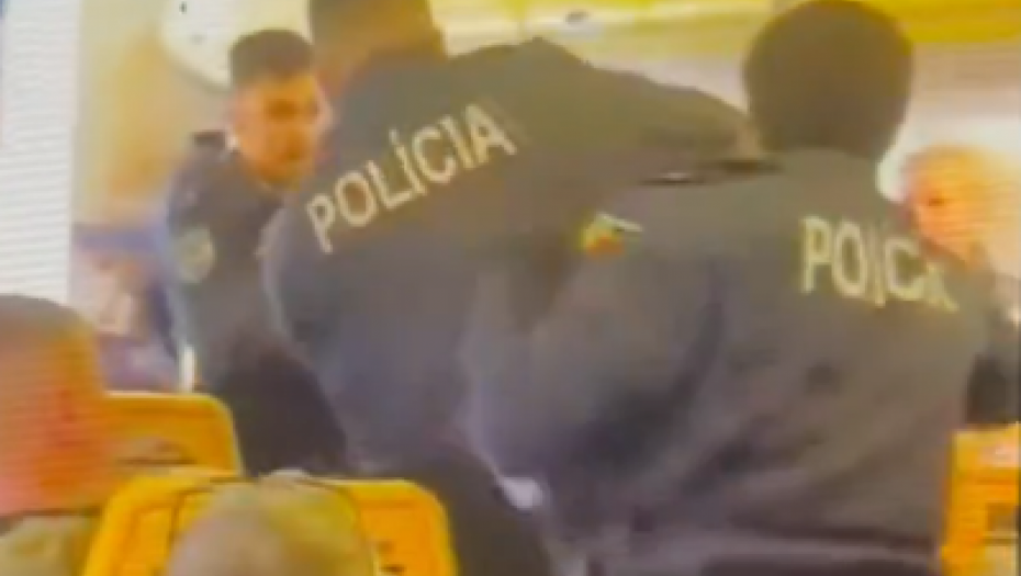 POLICAJCI IZVUKLI MUŠKARCA IZ AVIONA Putnici začuđeno posmatrali (VIDEO)