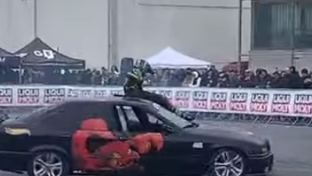 KASKADER IZAŠAO NA KROV AUTOMOBILA I UPRAVLJAO NOGAMA Zamalo ubio devet osoba (VIDEO)