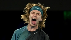 ŠTA BI BILO DA JE NOVAK OVO URADIO? Rus popio "čarobni napitak", pa pomahnitao, Đokovićevi navijači grme (FOTO)