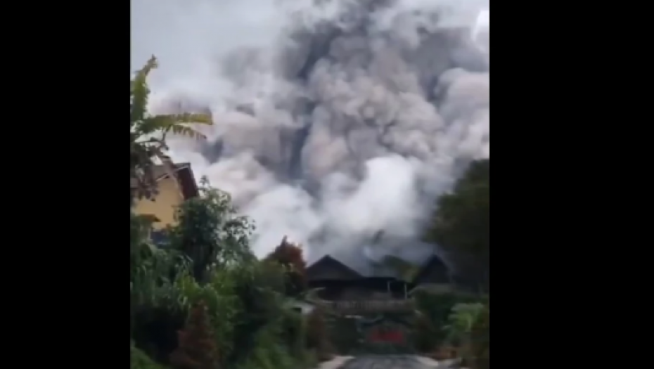 ERUPTIRALA 3 VULKANA Jedan je izbacio REKU LAVE! Ljudi beže glavom bez obzira, sela prekrivena vulkanskim pepelom!