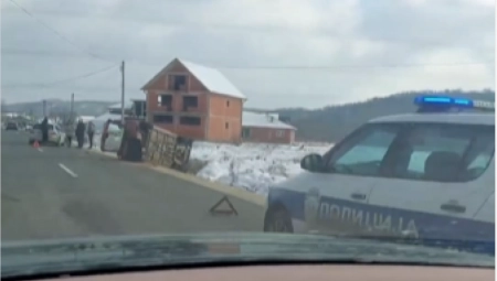 POVREĐENA JEDNA OSOBA Sudarila se dva vozila, automobil sleteo sa puta i prevrnuo se (VIDEO)