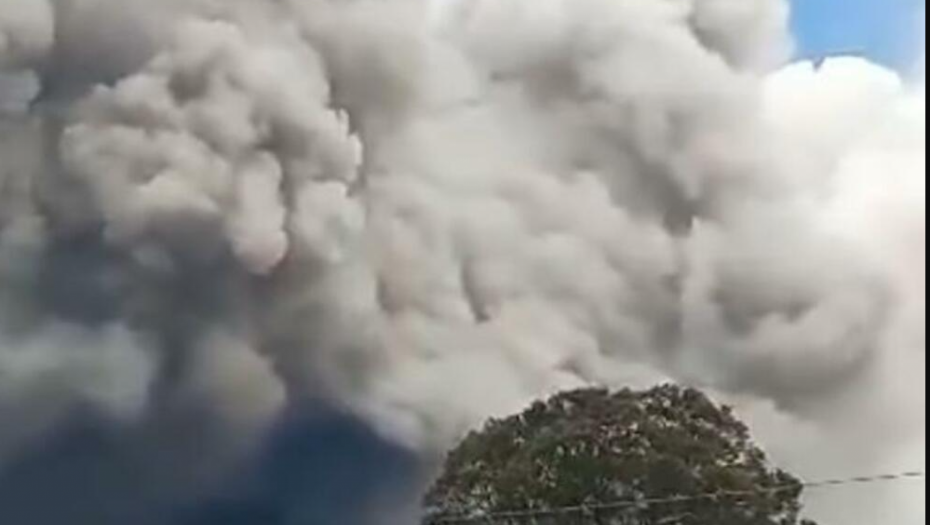 MEŠTANI SPASAVAJU ŽIVU GLAVU Jezivi snimci erupcije vulkana, sela prekrio pepeo (VIDEO)