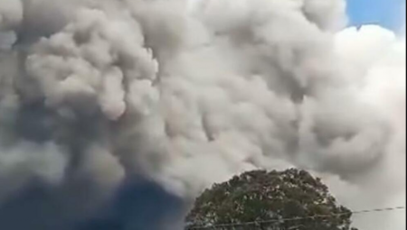 MEŠTANI SPASAVAJU ŽIVU GLAVU Jezivi snimci erupcije vulkana, sela prekrio pepeo (VIDEO)