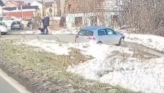 AUTOMOBIL "ZGUŽVAN" Nakon udesa sleteo sa puta, pa udario u banderu (VIDEO)