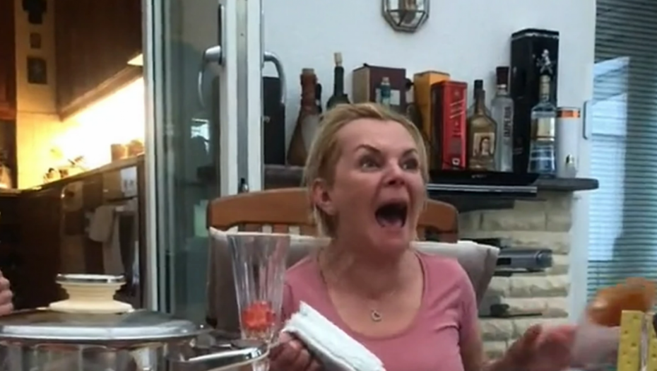 KOJA SREĆA! Devojka saopštila majci da je trudna, reakcija buduće bake postala hit na mrežama (VIDEO)