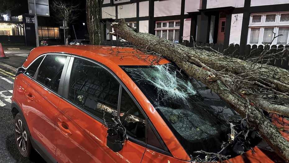 VIŠE OD 170.000 DOMOVA BEZ STRUJE, OPASNOST OD TORNADA Oluja paralisala Britaniju (FOTO)
