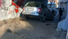 DA LI MOŽE BEZOBRAZNIJE Bahati vozač se parkirao u prolazu zemunske zgrade (FOTO)