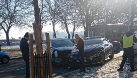 PAKAO U ZEMUNU Automobili se sudarili kod keja, niko ne može da prođe (FOTO)