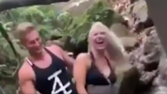 MOMAK PRSKA DEVOJKU PO ZADNJICI SVETOM VODICOM Posle ovog snimka ljudi su ostali zgroženi (VIDEO)