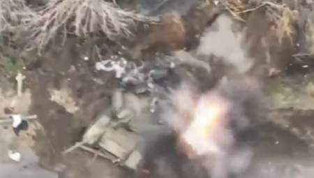 UKRAJINCI UNIŠTILI RUSKI PONOS Tenk gori kao baklja (VIDEO)