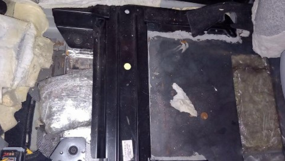 SRPSKI POLICAJCI NAŠLI TAJNI BUNKER U FIJATU KOJI SU ZAUSTAVILI NA BATROVCIMA Probao je da iznese 32 kilograma! (FOTO)
