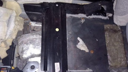 SRPSKI POLICAJCI NAŠLI TAJNI BUNKER U FIJATU KOJI SU ZAUSTAVILI NA BATROVCIMA Probao je da iznese 32 kilograma! (FOTO)