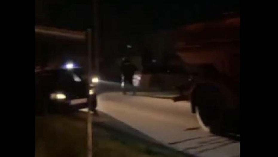 VELIKI POŽAR U BAČKOM PETROVCU Gori kuća, vatrogasci gase vatru