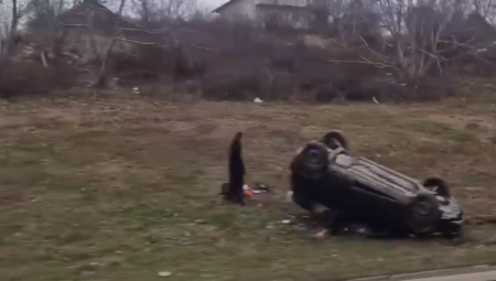 AUTOMOBIL PREVRNUT NA KROV, HITNA POMOĆ NA TERENU Teška saobraćajna nesreća u Beogradu (VIDEO)