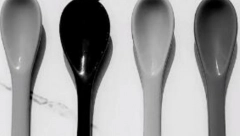 KOJA KAŠIKA JE CRVENE BOJE? Test intuicije koji je zbunio ceo svet (VIDEO)