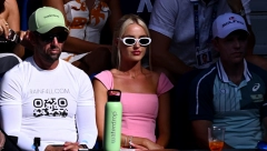 "BARBIKA" ZASENILA SVE U MELBURNU Ko je lepa plavuša koja gleda meč Đokovića i Frica? (FOTO)