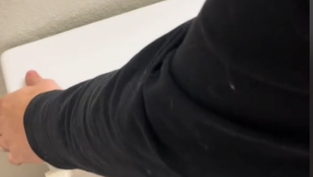 PRONAŠLA HOROR U SVOM KUPATILU Žena šokirala korisnike društvenih mreža: "Moj suprug i ja smo se osećali loše..." (VIDEO)