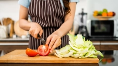 TAKO RADE U RESTORANIMA Evo zašto kuvari čuvaju dasku za seckanje u frižideru