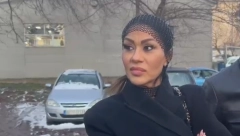PRVO POJAVLJIVANJE U JAVNOSTI NAKON ŠTO JE PRIJAVILA DEČKA ZA NASILJE Mina Kostić sva u crnom, ne odvaja se od ovog muškarca