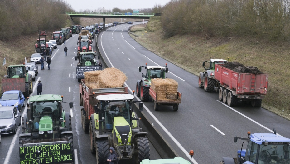 DETE (14) STRADALO TOKOM PROTESTA Oglasili su se i poljoprivrednici koji su na ulicama