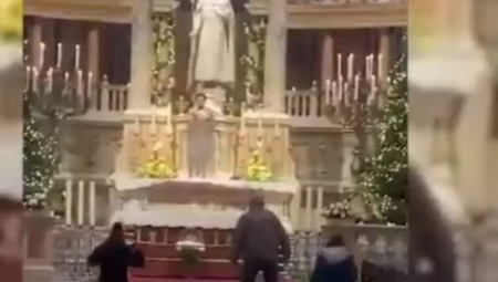 STUDENT GO PROŠAO PORED OBEZBEĐENJA CRKVE Popeo se na oltar, snimljena ŠOK scena