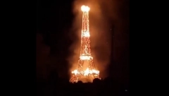 LJUDI U PANICI Da li to gori Ajfelova kula?! Internet prepun slika zapaljenog tornja (FOTO/VIDEO)